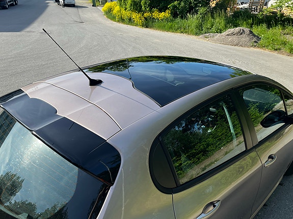 Peugeot 208 2 of 5