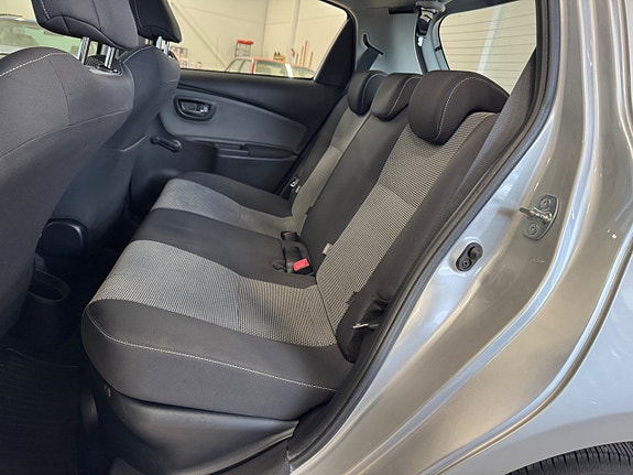 Toyota Yaris 12 of 26