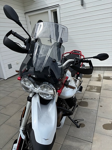 Moto Guzzi V85 TT 2 of 5