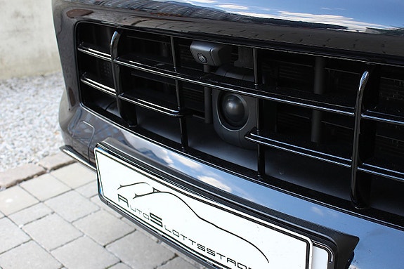 Porsche Cayenne S 3 of 5