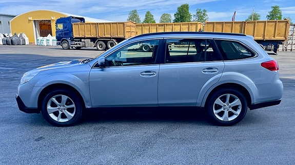 Subaru Outback 2 of 5