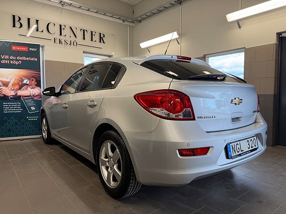 Chevrolet Cruze 2 of 5