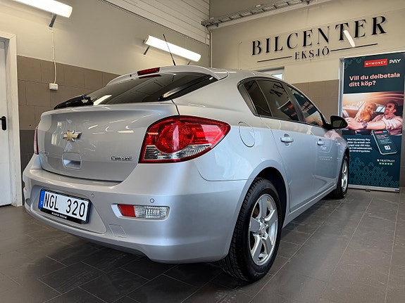 Chevrolet Cruze 3 of 5