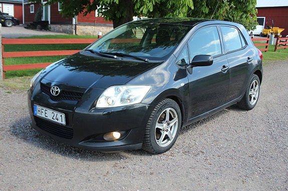 Toyota Auris 2 of 5