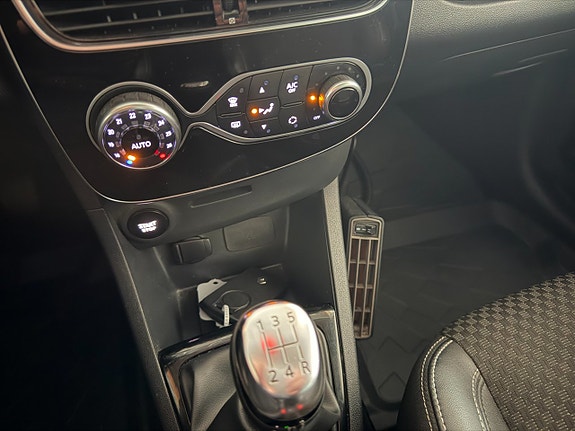Renault Clio 19 of 22