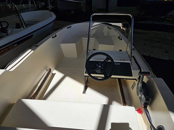 Uttern 4502 med Yamaha F25 5 of 9