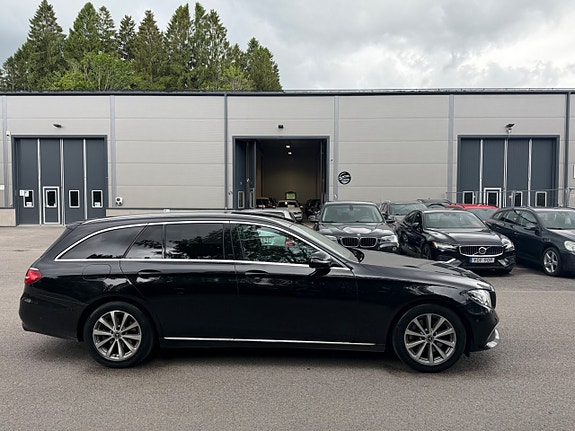Mercedes-Benz E220 4 of 5