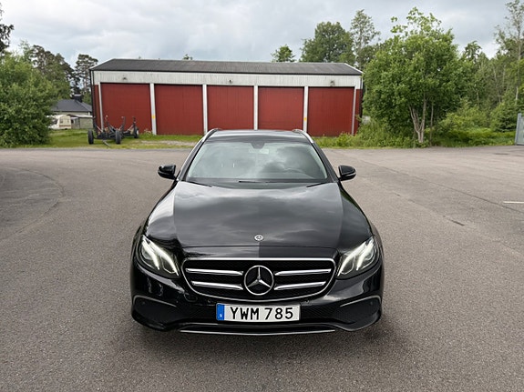 Mercedes-Benz E220 2 of 5