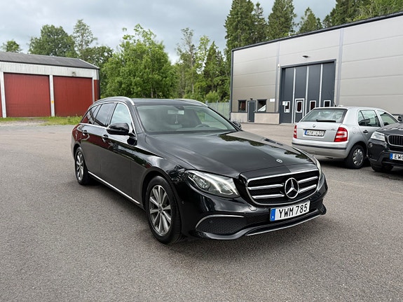 Mercedes-Benz E220 3 of 5
