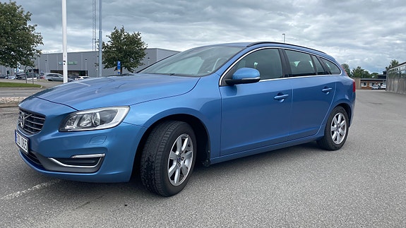 Volvo V60 2 of 5