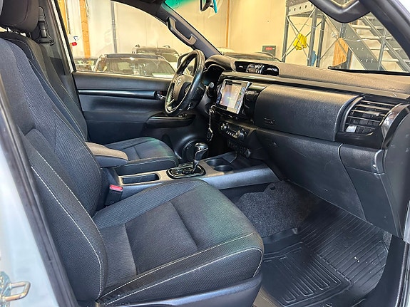 Toyota HiLux 11 of 25