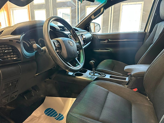 Toyota HiLux 13 of 25