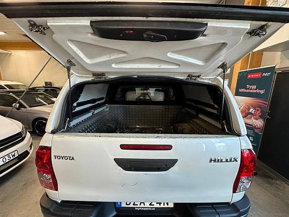 Toyota HiLux 9 of 25