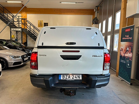 Toyota HiLux 8 of 25