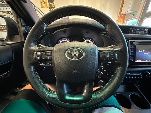 Toyota HiLux 15 of 25