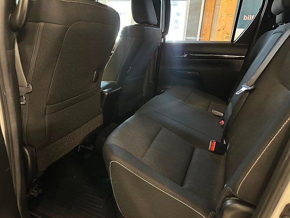 Toyota HiLux 14 of 25