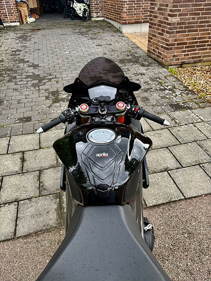Aprilia RSV4 1000 RR 2018 10 of 23