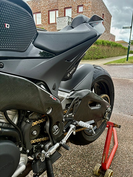 Aprilia RSV4 1000 RR 2018 9 of 23