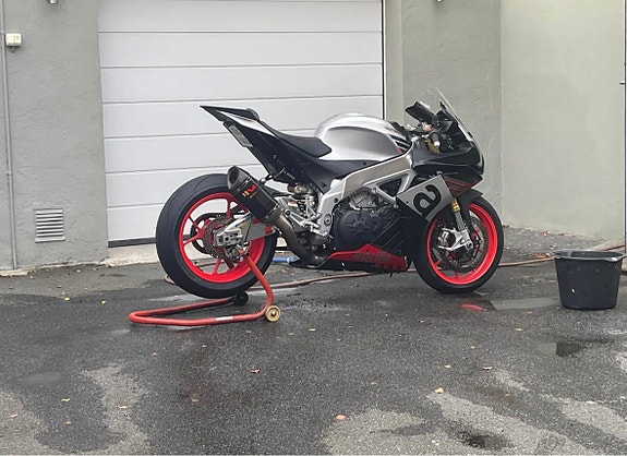 Aprilia RSV4 1000 RR 2018 18 of 23