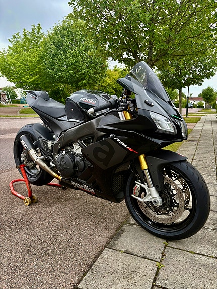 Aprilia RSV4 1000 RR 2018 2 of 23