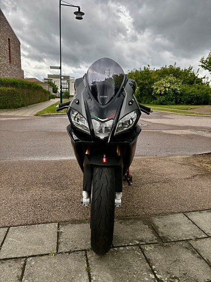 Aprilia RSV4 1000 RR 2018 11 of 23