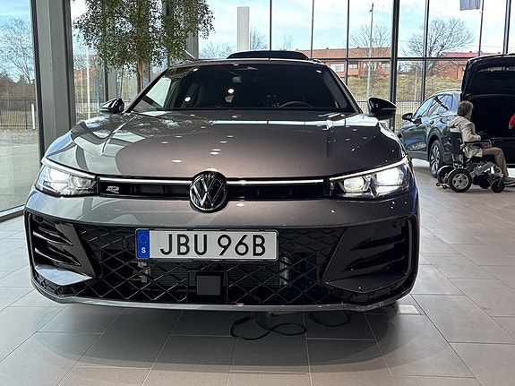 Volkswagen Passat 2 of 5