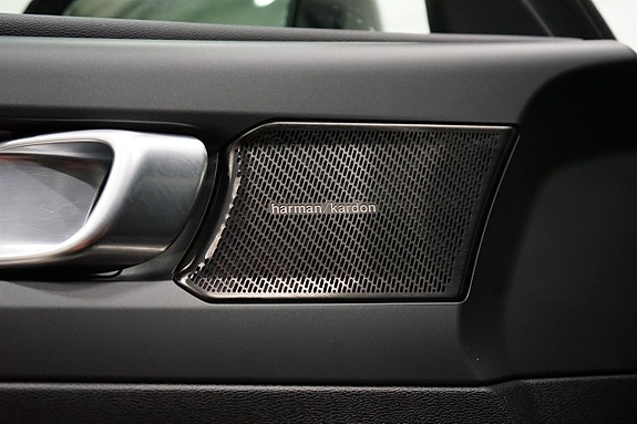 Volvo XC40 10 of 22