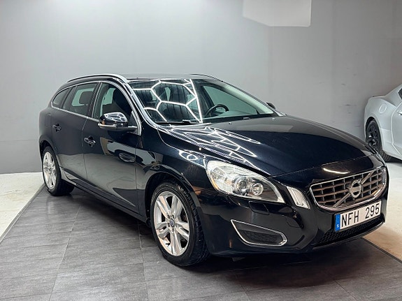 Volvo V60 2 of 5