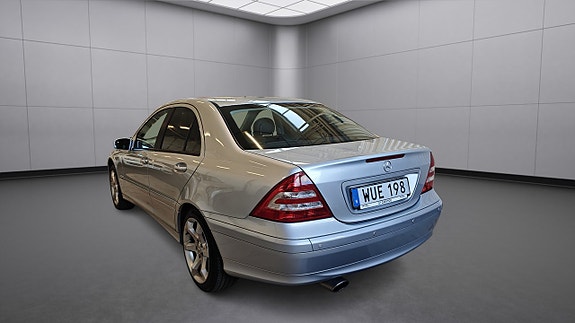 Mercedes-Benz C180 4 of 5