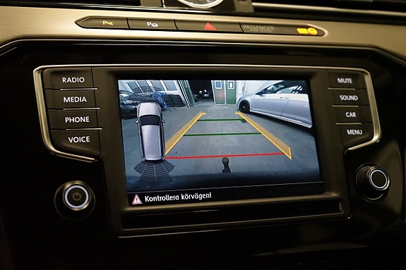 Volkswagen Passat 16 of 22