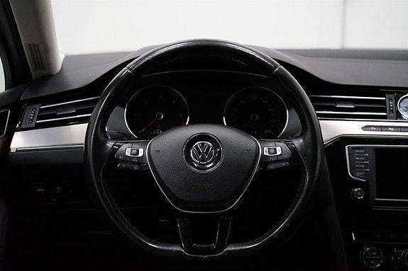 Volkswagen Passat 12 of 22
