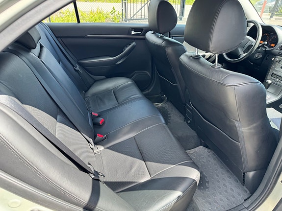 Toyota Avensis 10 of 15