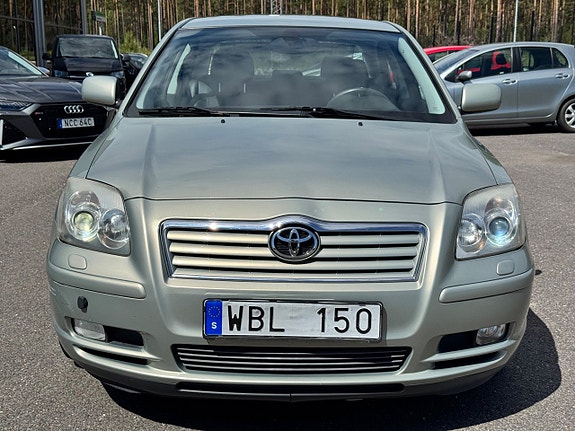 Toyota Avensis 2 of 5