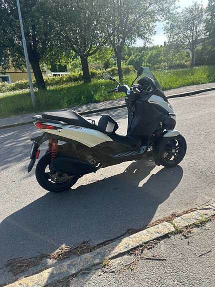 Piaggio Mp3 2 of 3