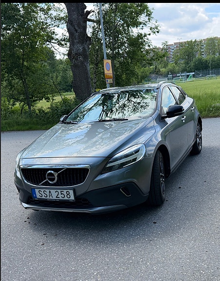 Volvo V40 Cross Country 2 of 5