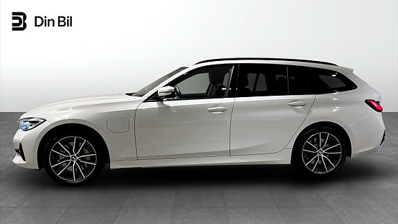 BMW 330e 2 of 5