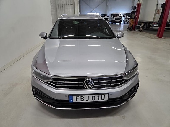 Volkswagen Passat 2 of 5