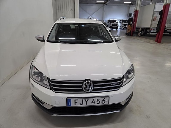 Volkswagen Passat Alltrack 2 of 5