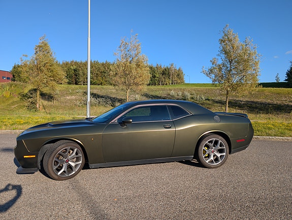 Dodge Challenger 2 of 5