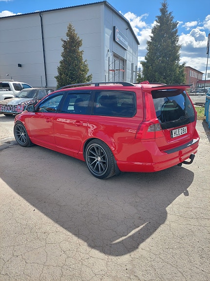 Volvo V70 3 of 4