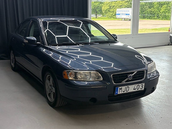 Volvo S60 2 of 5