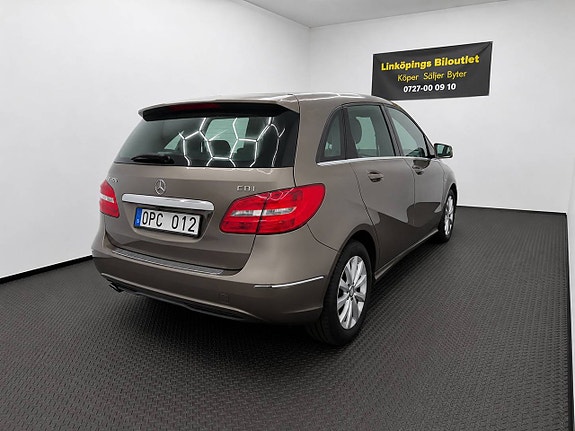Mercedes-Benz B200 4 of 5