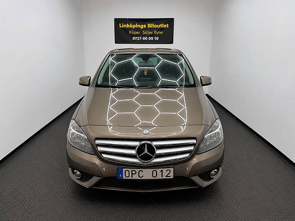 Mercedes-Benz B200 3 of 5