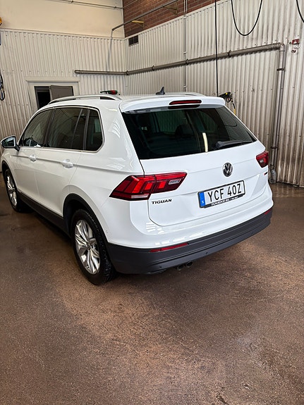 Volkswagen Tiguan 2 of 5