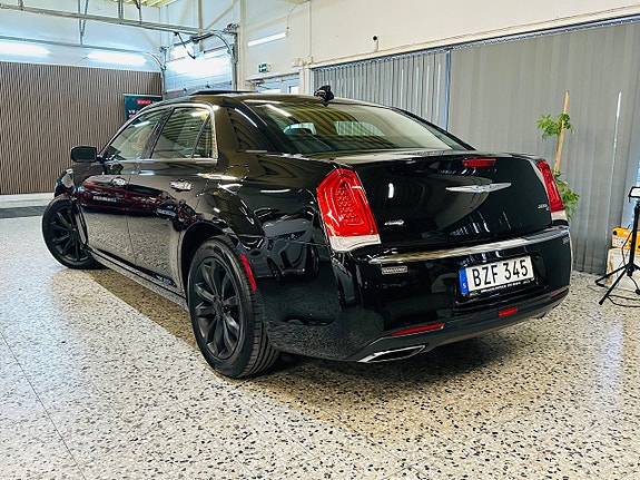 Chrysler 300C 5 of 25