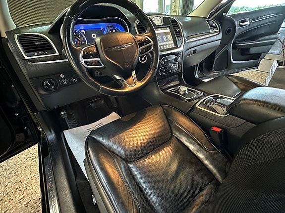 Chrysler 300C 14 of 25