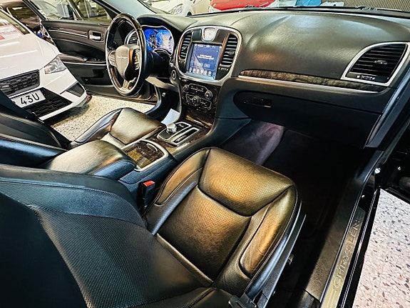 Chrysler 300C 8 of 25