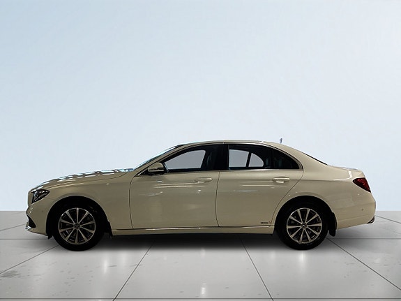 Mercedes-Benz E220 4 of 5