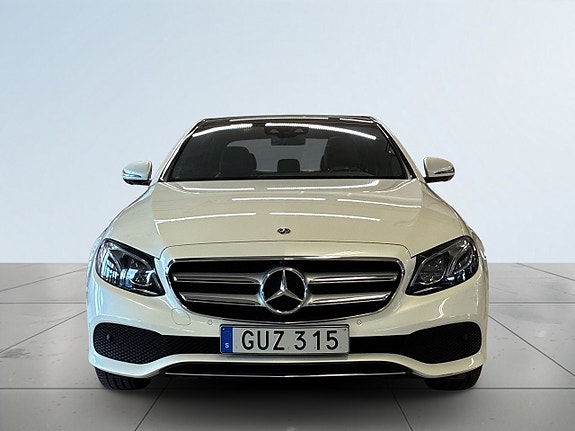 Mercedes-Benz E220 2 of 5