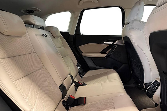 BMW iX1 7 of 18